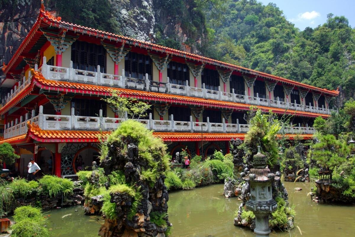 Sam Poh Tong Temple